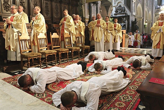 Neoprezbiterzy zostali otoczeni modlitwą wiernych i kapłanów.