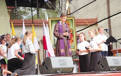 Uczniowie podstawówki w przedstawieniu o bł. o. Honoracie Koźmińskim.