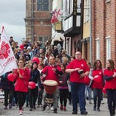 Po błogosławieństwie żądni przygód młodzi śmiałkowie przeszli Długim Targiem, następnie Długim Pobrzeżem pod Basztę Łabędź w stronę katamaranu.