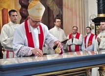 ▲	Skrzatusz, 4 czerwca: biskup namaszcza nowy ołtarz.