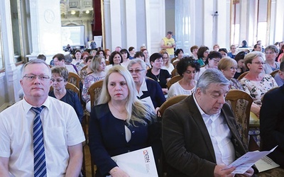 	Salę Lustrzaną zapełnili ludzie, którzy troszczą się o dzieło wychowania dzieci i młodzieży.