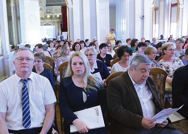 	Salę Lustrzaną zapełnili ludzie, którzy troszczą się o dzieło wychowania dzieci i młodzieży.