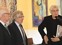◄	Zbigniew Micherdziński (w środku) podziękował prof. Michałowi Klisiowi (z prawej) za cykl o św. Bracie Albercie.