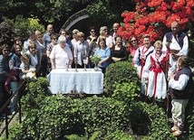 ▲	Wolontariusze przy kapliczce Matki Bożej z Lourdes u Anny i Benedykta Samolów. 