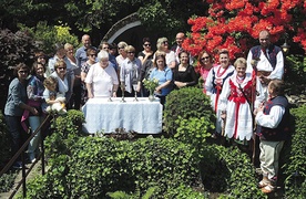 ▲	Wolontariusze przy kapliczce Matki Bożej z Lourdes u Anny i Benedykta Samolów. 