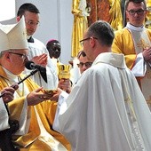 ▲	Namaszczenie rąk, złożenie dłoni w rękach biskupa i odebranie od niego darów – chleba i wina – to część obrzędu święceń.