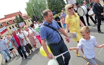 ▲	Uczestnicy radosnego marszu demonstrowali,  że ważne są dla nich ludzkie życie i wartości rodzinne.