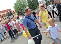 ▲	Uczestnicy radosnego marszu demonstrowali,  że ważne są dla nich ludzkie życie i wartości rodzinne.