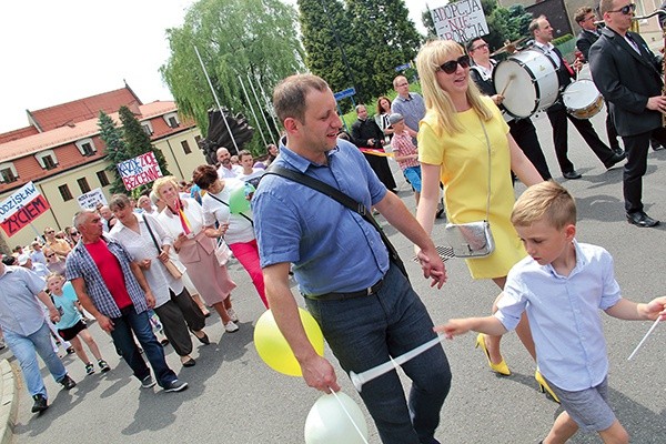 ▲	Uczestnicy radosnego marszu demonstrowali,  że ważne są dla nich ludzkie życie i wartości rodzinne.