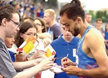 Autografy rozdaje Adam Kszczot, utytułowany biegacz pochodzący z naszej diecezji.