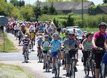 ▲	Blisko tysiąc cyklistów wzięło udział w Sandomierskim Rajdzie Papieskim.