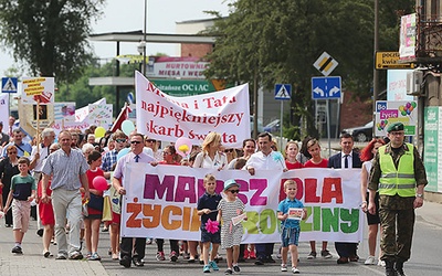 ▲	Marsz przeszedł ulicami Ostrowca Świętokrzyskiego.