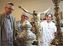 Podczas przygotowań do wystawy. Od lewej: kurator Jacek Witecki, konserwatorzy Marcin Sokolnicki i Mariusz Wierchowski.