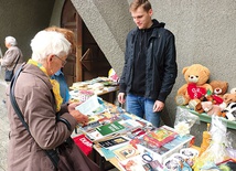 Na stoisku ustawionym przy kościele Matki Bożej Królowej Polski można było znaleźć m.in. książki, pluszaki, a także figurki, podstawki, puzzle i wiele innych gadżetów. 