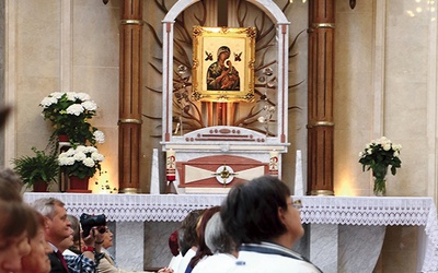 Elbląskie sanktuarium Matki Bożej Nieustającej Pomocy znajduje się przy ulicy Robotniczej 69.