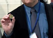 Mariusz Barcicki z pamiątkową monetą upamiętniającą obranie św. Jana Pawła II  na patrona miasta. 
