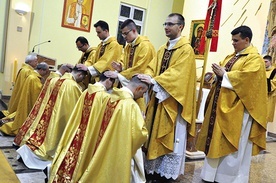 Neoprezbiterzy błogosławią swoich seminaryjnych przełożonych.