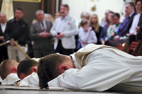 Leżenie krzyżem to jeden z elementów obrzędu święceń kapłańskich.