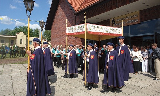 Oficjalna inauguracja bractwa w parafii św. Jacka w Gliwicach-Sośnicy podczas odpustu parafialnego w 2009 roku.