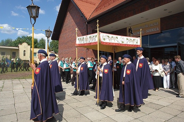 Oficjalna inauguracja bractwa w parafii św. Jacka w Gliwicach-Sośnicy podczas odpustu parafialnego w 2009 roku.