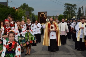 W Złakowie Kościelnym wiele osób na powitanie Maryi założyło stroje ludowe