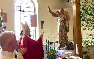 Biskup Ignacy kropiący pomnik bł. ks. Jerzego Popiełuszki