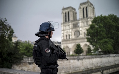 Napastnik spod Notre Dame twierdził, że jest "żołnierzem kalifatu"