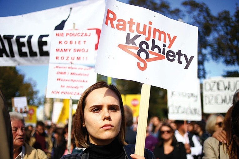 Organizacje feministyczne były jednymi z beneficjentów Funduszy Norweskich. Na zdjęciu demonstracja przed Sejmem RP w Warszawie  w obronie praw kobiet.