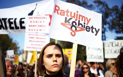 Organizacje feministyczne były jednymi z beneficjentów Funduszy Norweskich. Na zdjęciu demonstracja przed Sejmem RP w Warszawie  w obronie praw kobiet.