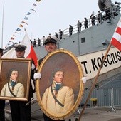 Pod polską banderą pływa fregata rakietowa „Generał Tadeusz Kościuszko”, podarowana Polsce przez rząd USA.