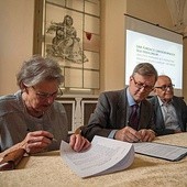 Katarzyna Raczyńska z Rady Fundacji Lanckorońskich, prezes Fundacji Piotr Piniński oraz dyrektor Ossolineum Adolf Juzwenko podpisują akt darowania przez Fundację Lanckorońskich 43 miniatur portretowych.