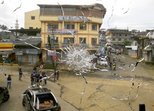 Nawet w domach mieszkańcy Marawi nie są bezpieczni, snajperzy strzelają w szyby.