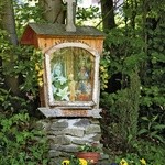 Kapliczka  z figurką Matki Bożej Skępskiej.