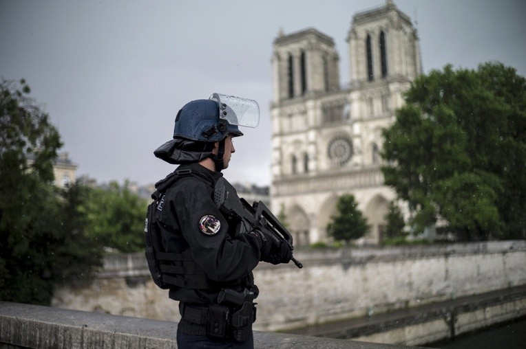 Zamachowiec spod katedry Notre Dame to... laureat nagrody Komisji Europejskiej