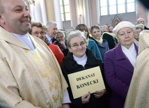 Przedstawiciele dekanatu koneckiego odbierają różaniec i świecę na Jerycho Różańcowe