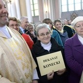 Przedstawiciele dekanatu koneckiego odbierają różaniec i świecę na Jerycho Różańcowe