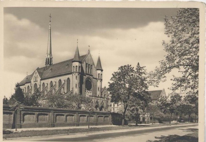 Zaglądamy do archiwum 100-letniej parafii franciszkańskiej!