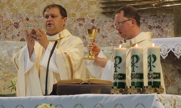 Ks. Paweł Danek i ks. Robert Niedziela sprawowali Mszę św. na rozpoczęcie pielgrzymki