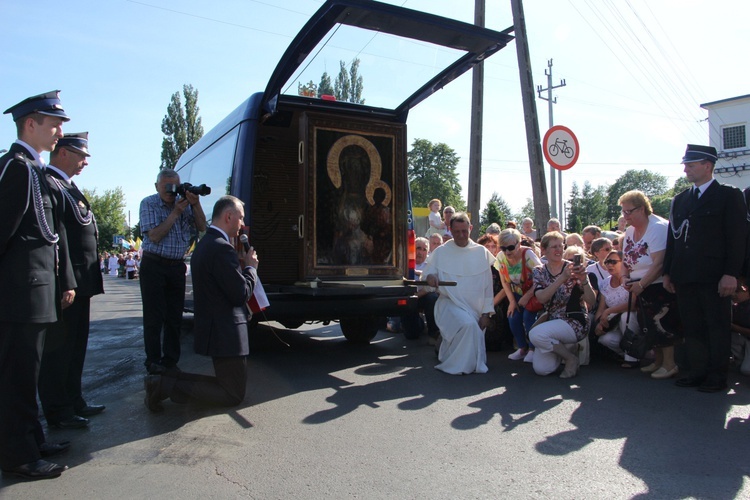 Powitanie ikony MB Częstochowskiej w parafii Chrystusa Dobrego Pasterza w Łowiczu