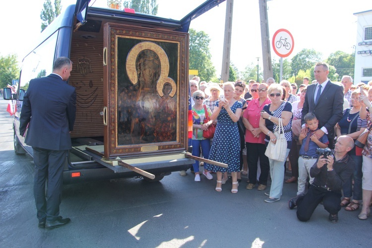 Powitanie ikony MB Częstochowskiej w parafii Chrystusa Dobrego Pasterza w Łowiczu