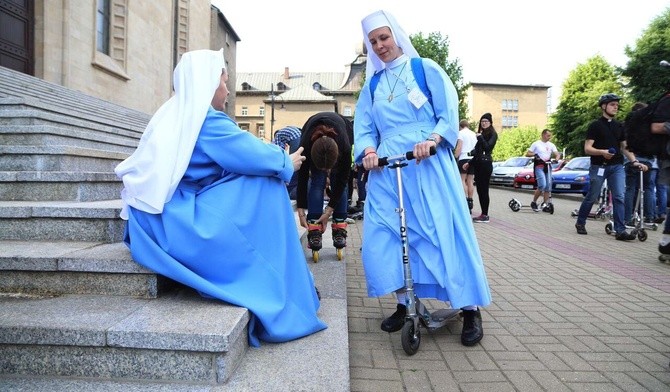 Pielgrzymka na rolkach i hulajnogach 