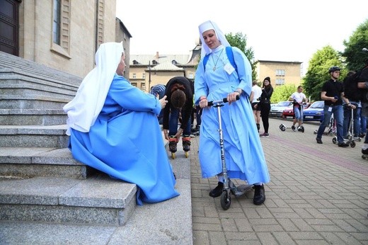 Pielgrzymka na rolkach i hulajnogach 