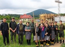 Pielgrzymkowy szlak wiedzie sprzed krzyża na placu budowy kościoła pod krzyż na Chełmcu