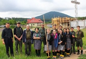 Pielgrzymkowy szlak wiedzie sprzed krzyża na placu budowy kościoła pod krzyż na Chełmcu