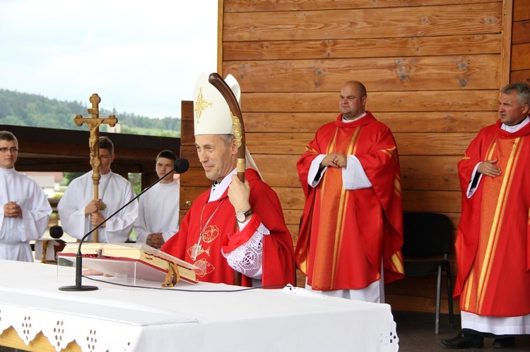 Bierzmowani przy ołtarzu papieskim