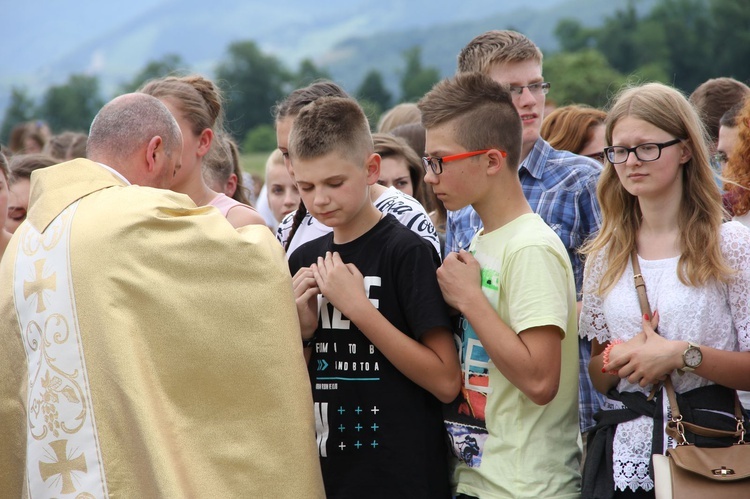 Bierzmowani przy ołtarzu papieskim