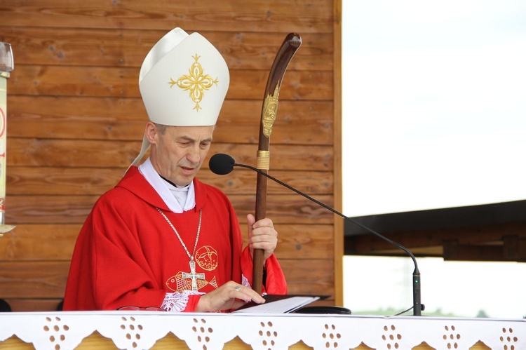 Bierzmowani przy ołtarzu papieskim