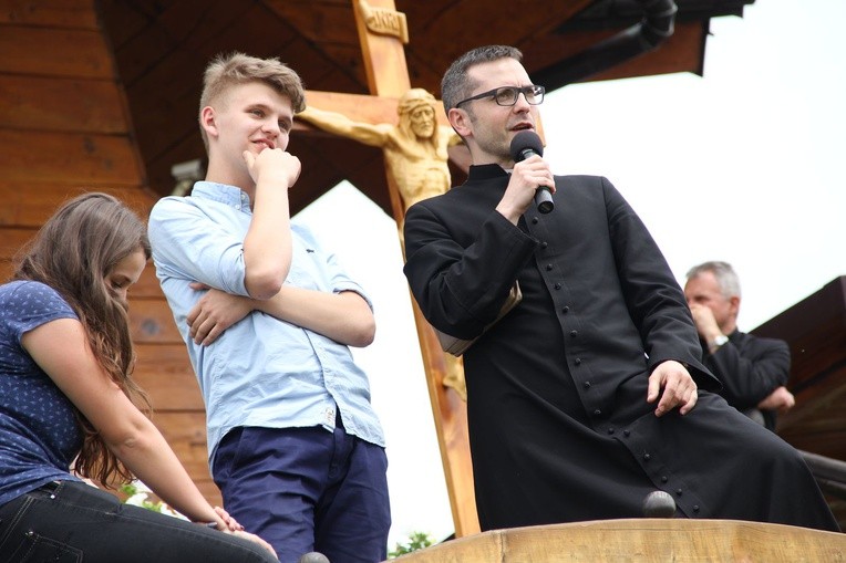 Bierzmowani przy ołtarzu papieskim
