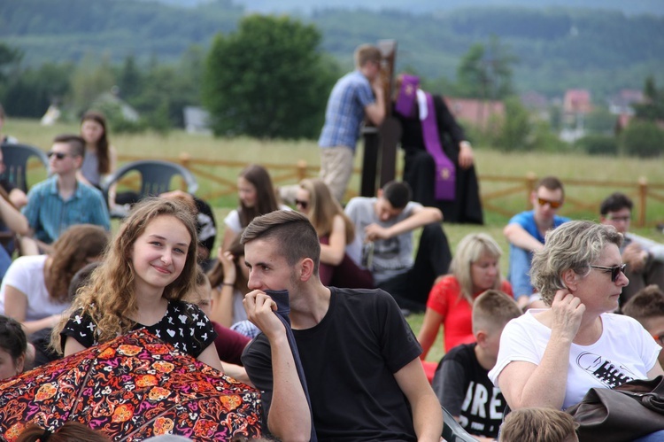 Bierzmowani przy ołtarzu papieskim