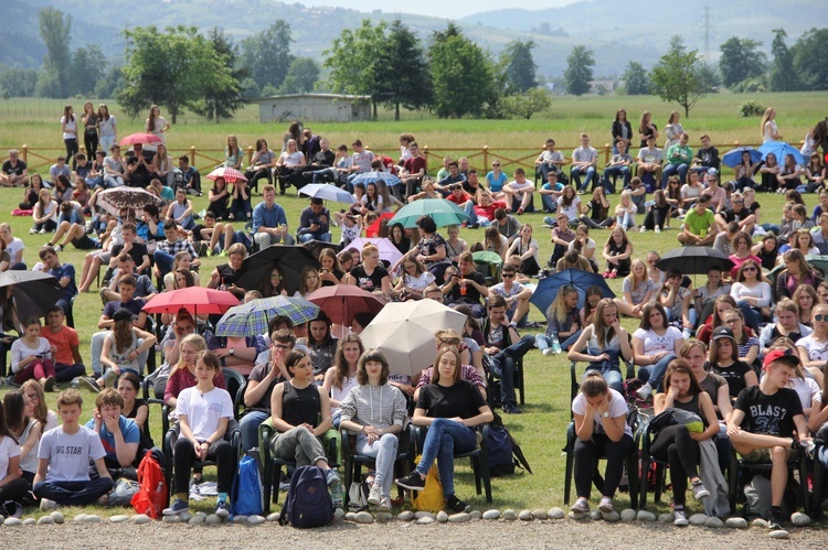 Bierzmowani przy ołtarzu papieskim